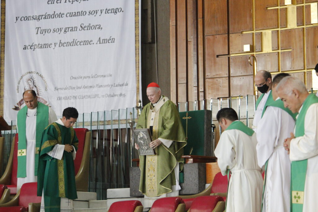 El Arzobispo Carlos Aguiar preside la Misa dominical. Foto: Basílica de Guadalupe/Cortesía.