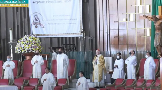 El Arzobispo Carlos Aguiar Preside La Misa Dominical En La Basílica De Guadalupe.