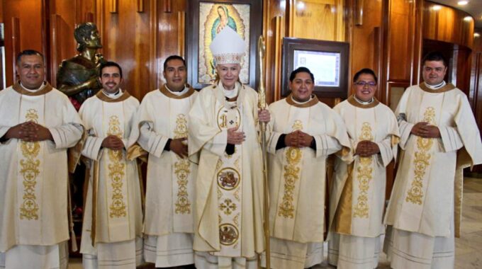 El Card. Carlos Aguiar Retes Con Los Recién Ordenados Diáconos En La Basílica De Guadalupe. Foto: INBG/Cortesía.