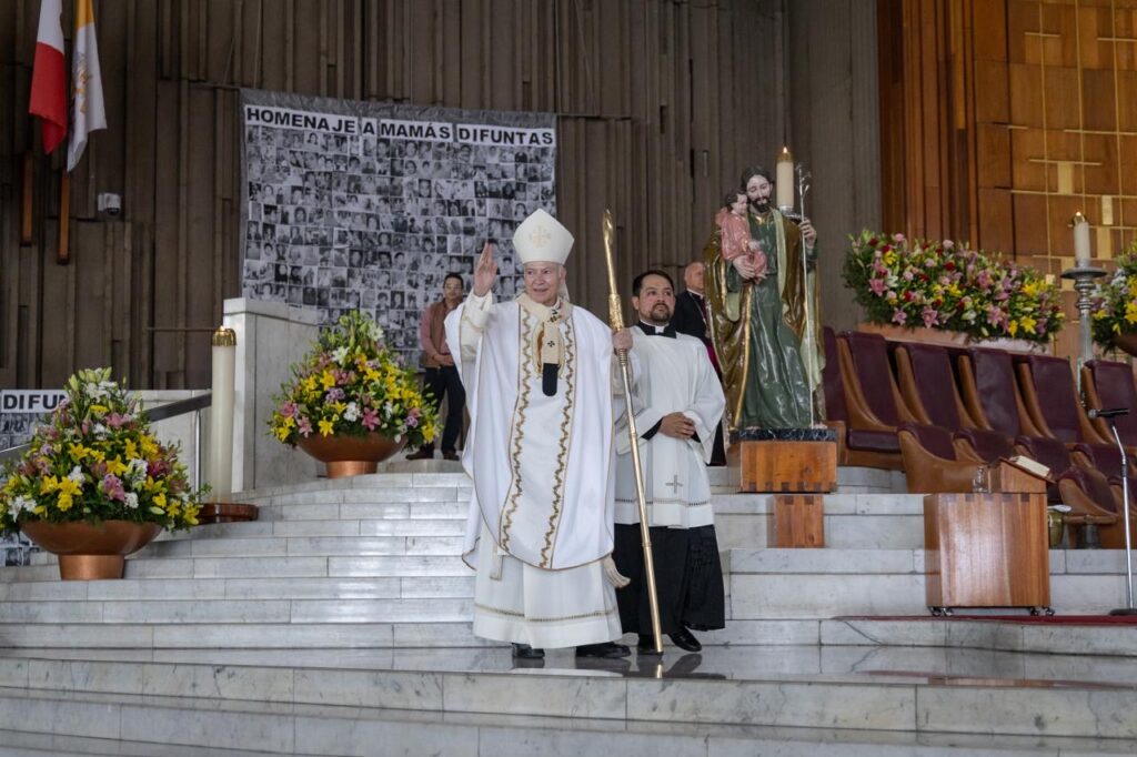 Pidamos por todas las madres vivas y difuntas: Cardenal Carlos Aguiar Retes